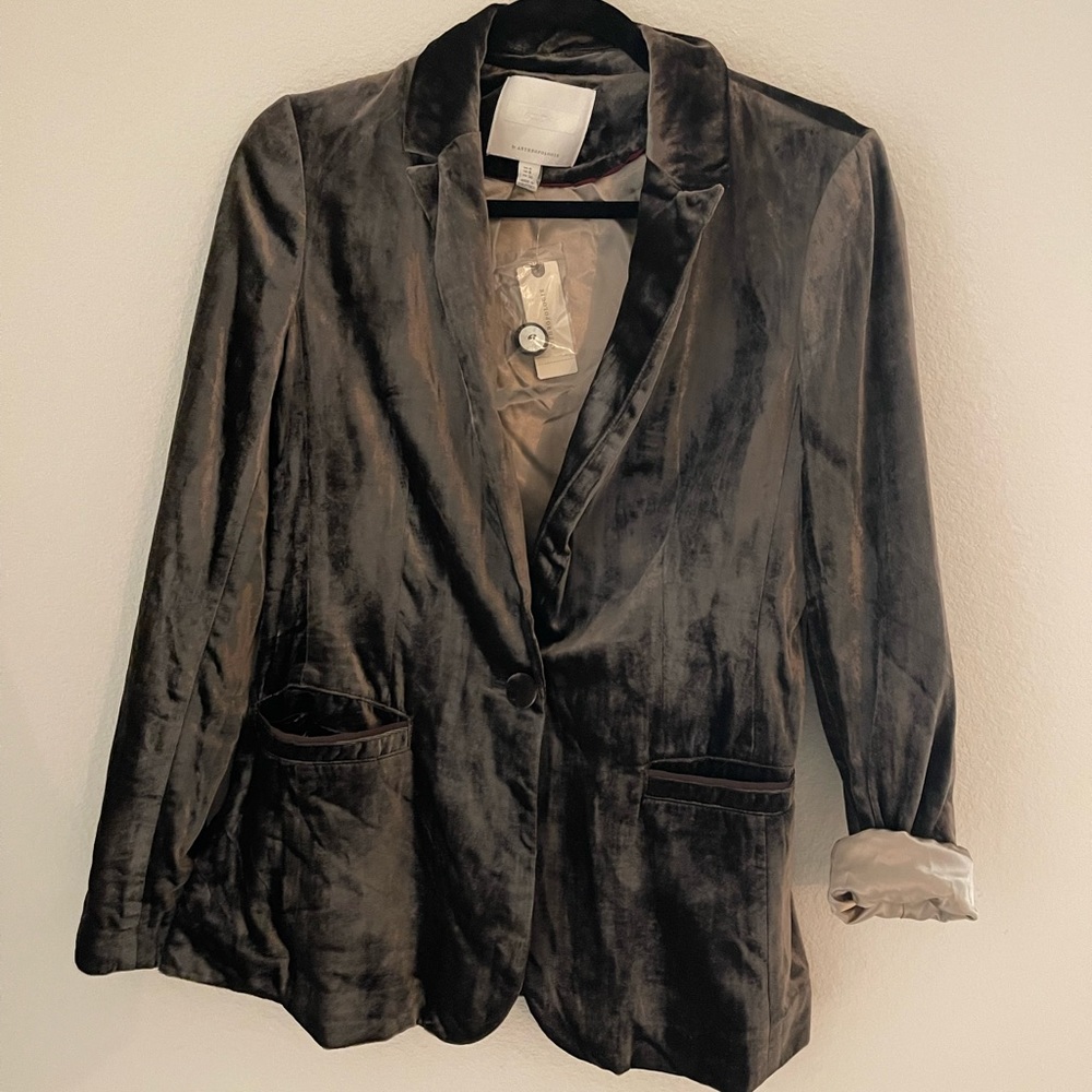 NWT Anthropologie velvet blazer size 4 perfect for the season!
